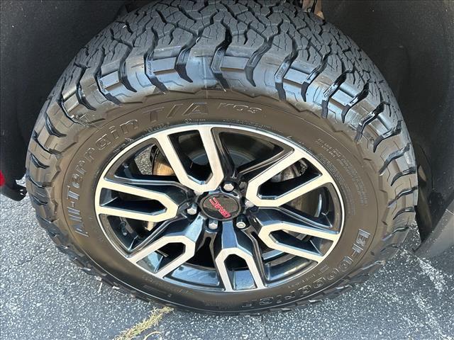 2022 GMC Sierra 1500 Limited 4WD Crew Cab Short Box AT4