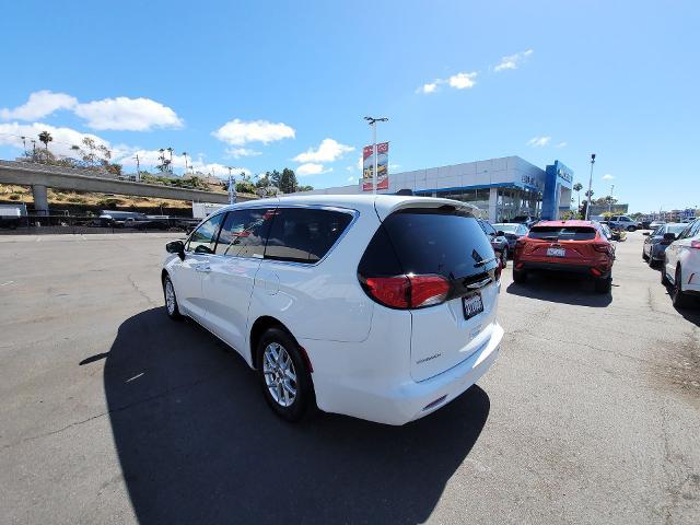 2022 Chrysler Voyager LX