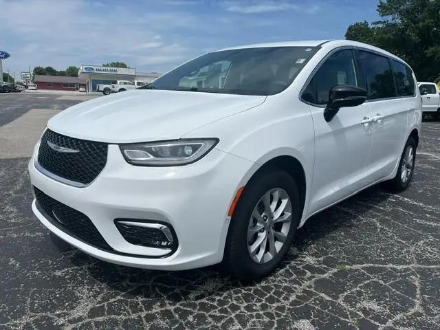 2025 Chrysler Pacifica Select for sale in Tipton, MO