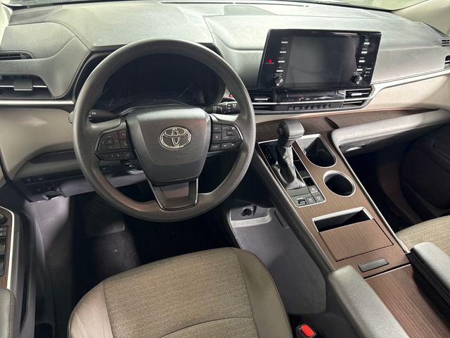 2023 Toyota Sienna LE