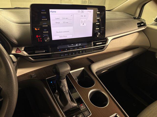 2023 Toyota Sienna LE