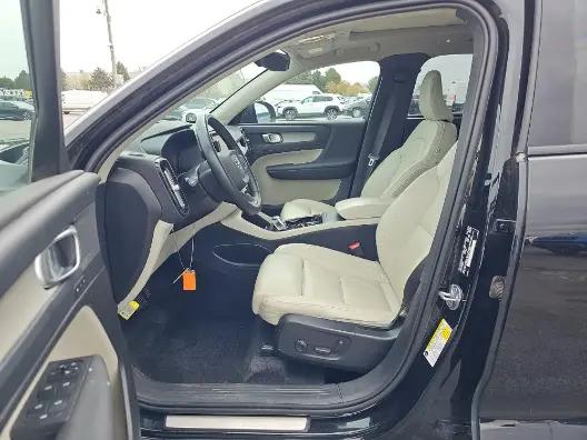 2023 Volvo XC40 B5 Plus Dark Theme