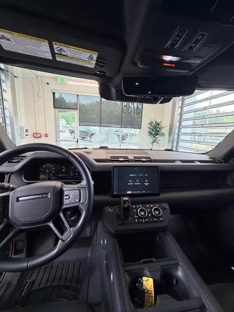 2025 Land Rover Defender 130 P400 Outbound