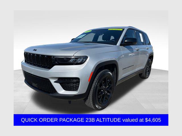 2025 Jeep Grand Cherokee Altitude 4x4 for sale in Newark, OH