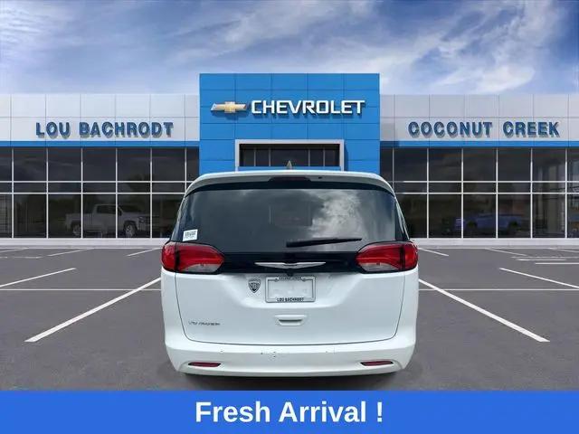 2023 Chrysler Voyager LX