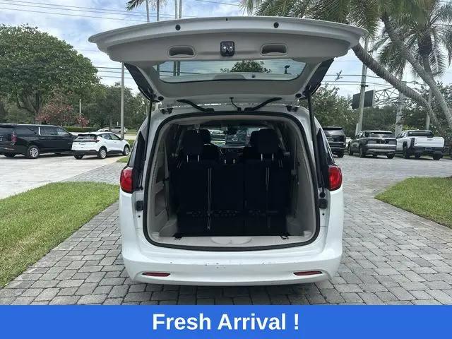 2023 Chrysler Voyager LX