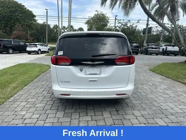 2023 Chrysler Voyager LX