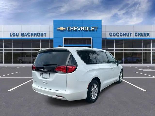 2023 Chrysler Voyager LX