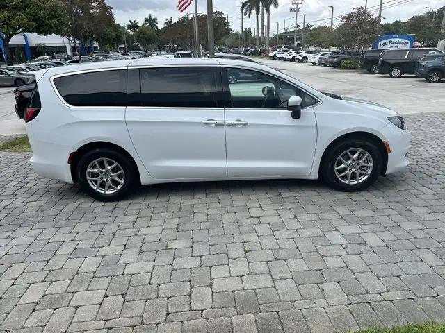 2023 Chrysler Voyager LX