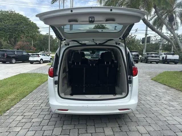 2023 Chrysler Voyager LX