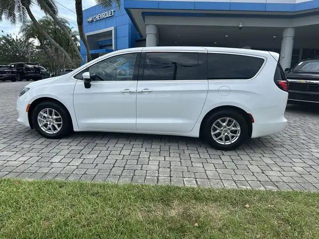 2023 Chrysler Voyager LX
