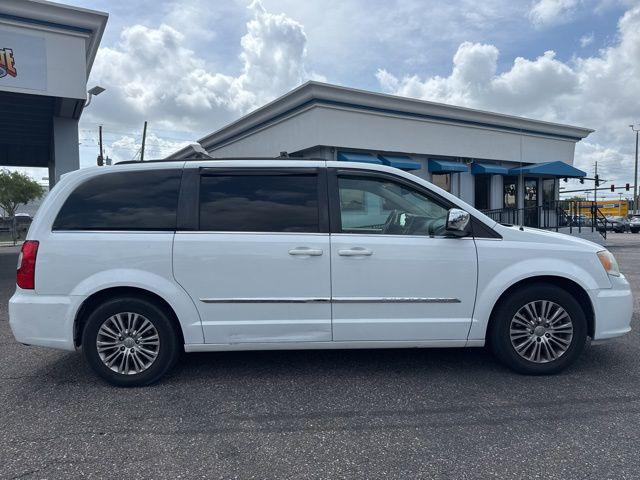 2015 Chrysler Town & Country Touring-L