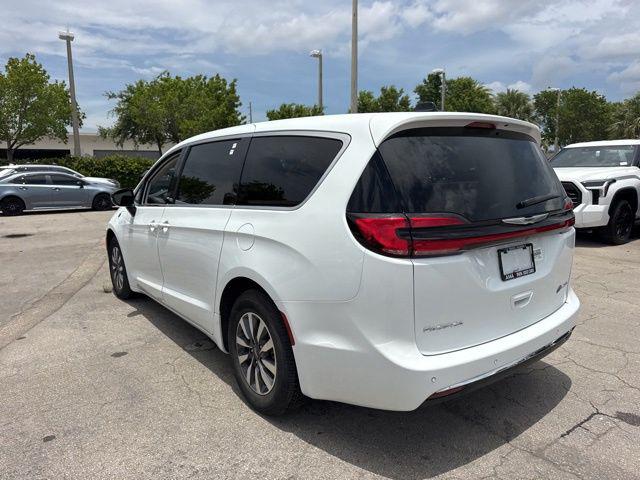 2024 Chrysler Pacifica Hybrid Select