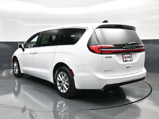 2027 Chrysler Pacifica Select AWD