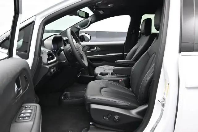 2027 Chrysler Pacifica Select AWD