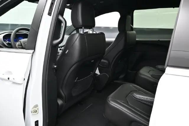 2027 Chrysler Pacifica Select AWD
