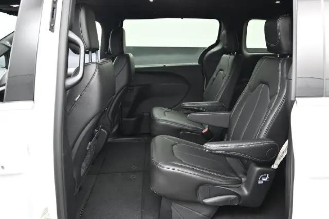 2027 Chrysler Pacifica Select AWD