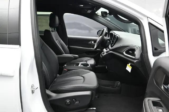 2027 Chrysler Pacifica Select AWD