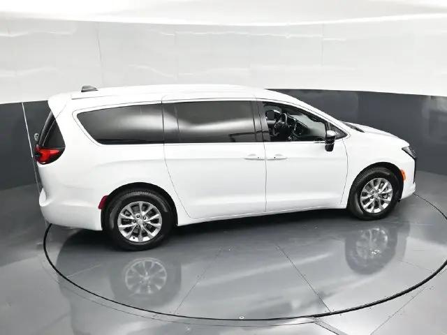 2027 Chrysler Pacifica Select AWD