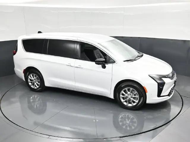 2027 Chrysler Pacifica Select AWD