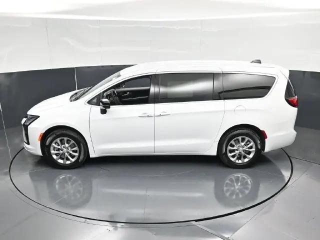 2027 Chrysler Pacifica Select AWD
