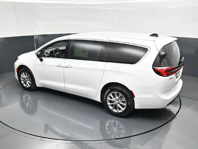 2027 Chrysler Pacifica Select AWD