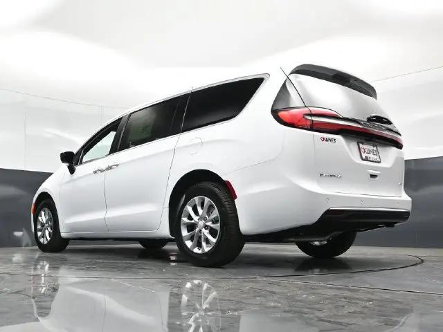 2027 Chrysler Pacifica Select AWD