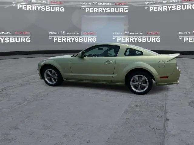2005 Ford Mustang GT Deluxe
