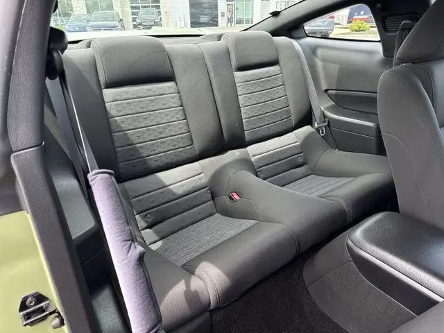 2005 Ford Mustang GT Deluxe