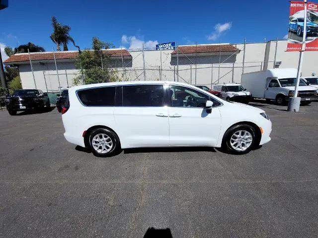 2022 Chrysler Voyager LX