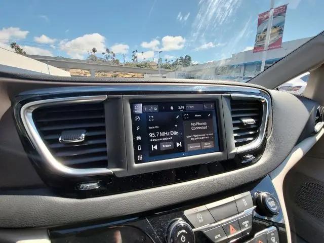 2022 Chrysler Voyager LX