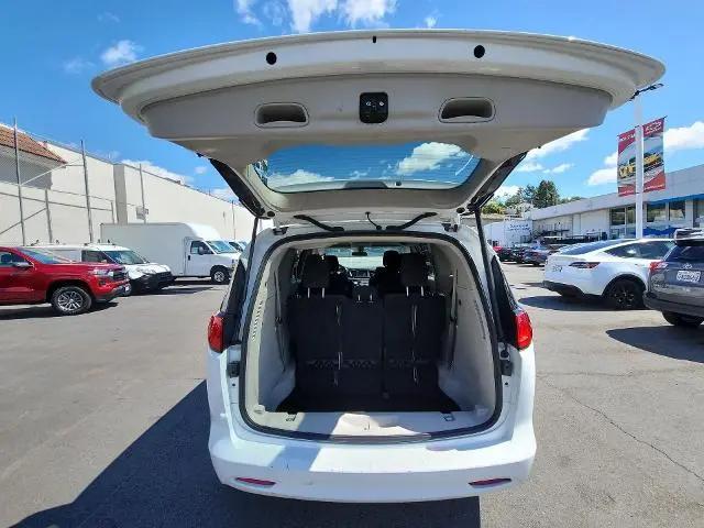 2022 Chrysler Voyager LX