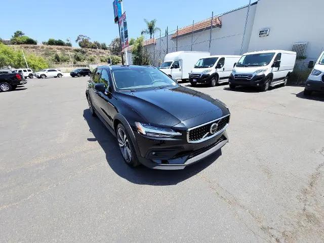 2025 Volvo V60 Cross Country Plus, B5 AWD Gas (mild hybrid)