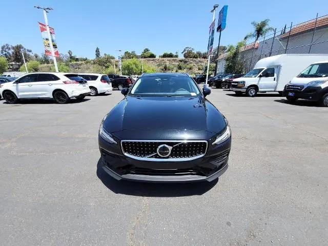 2025 Volvo V60 Cross Country Plus, B5 AWD Gas (mild hybrid)