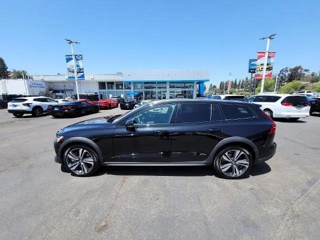2025 Volvo V60 Cross Country Plus, B5 AWD Gas (mild hybrid)