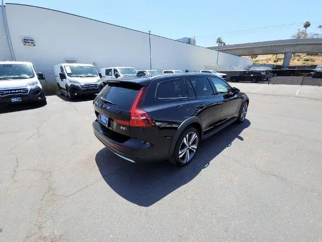 2025 Volvo V60 Cross Country Plus, B5 AWD Gas (mild hybrid)