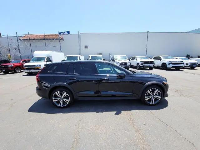 2025 Volvo V60 Cross Country Plus, B5 AWD Gas (mild hybrid)