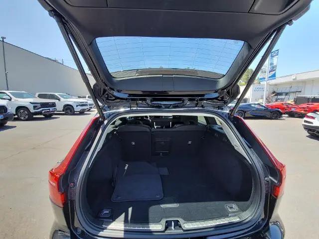 2025 Volvo V60 Cross Country Plus, B5 AWD Gas (mild hybrid)