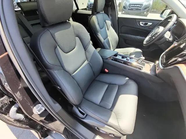 2025 Volvo V60 Cross Country Plus, B5 AWD Gas (mild hybrid)