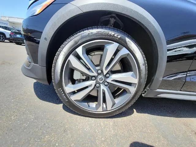 2025 Volvo V60 Cross Country Plus, B5 AWD Gas (mild hybrid)