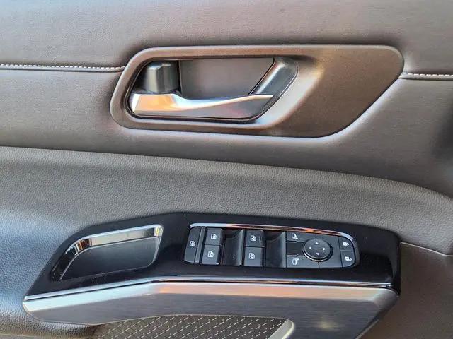 2024 Nissan Pathfinder SL FWD