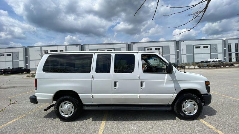 2013 Ford E-350 Super Duty Commercial
