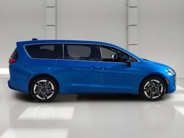 2027 Chrysler Pacifica Limited