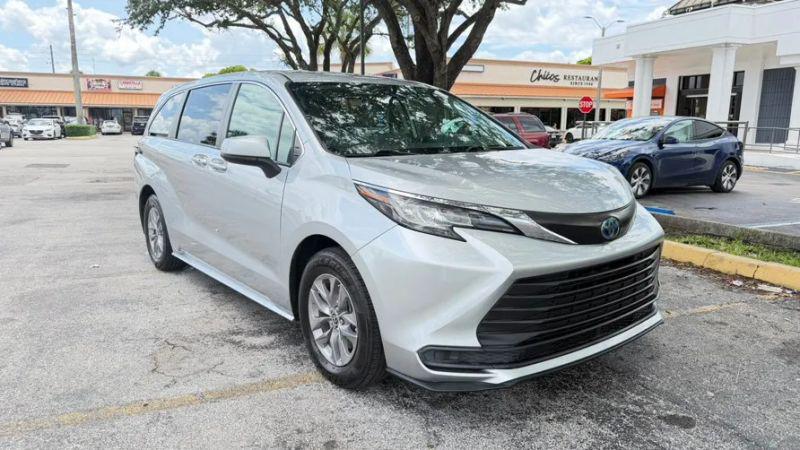 2022 Toyota Sienna LE for sale in Hialeah, FL