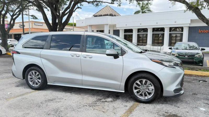 2022 Toyota Sienna LE