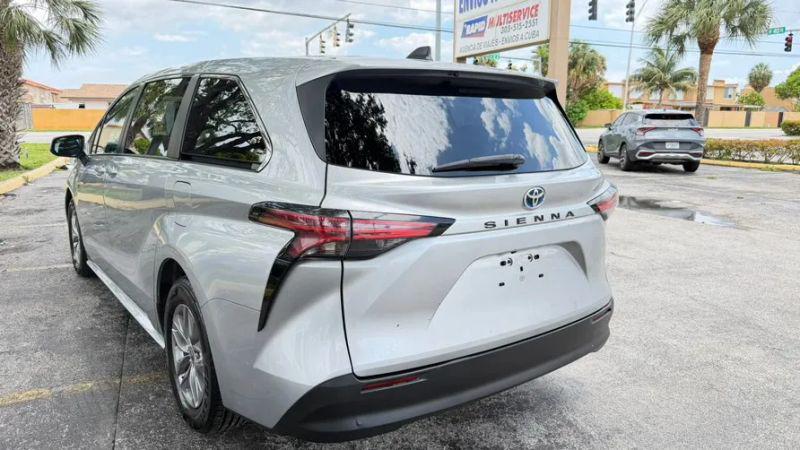 2022 Toyota Sienna LE
