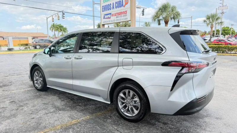 2022 Toyota Sienna LE