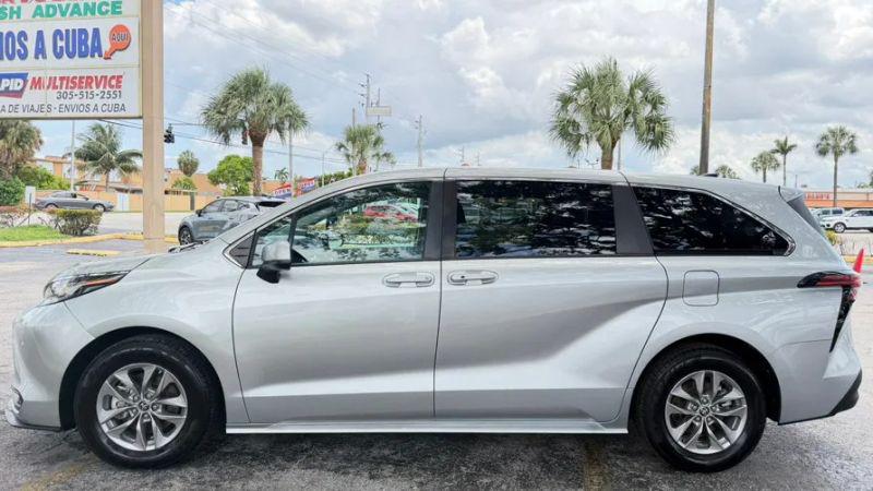 2022 Toyota Sienna LE