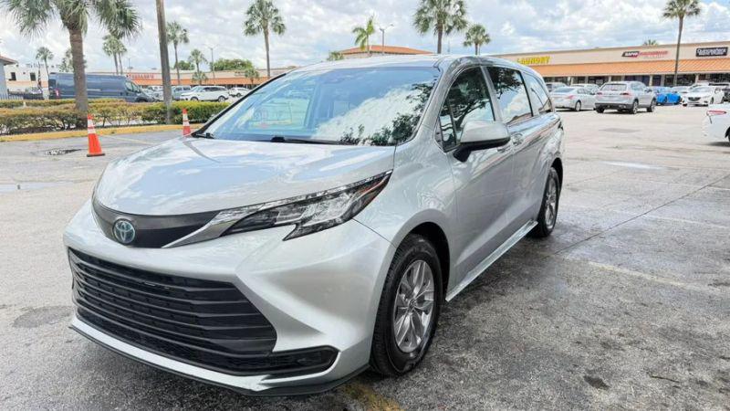 2022 Toyota Sienna LE