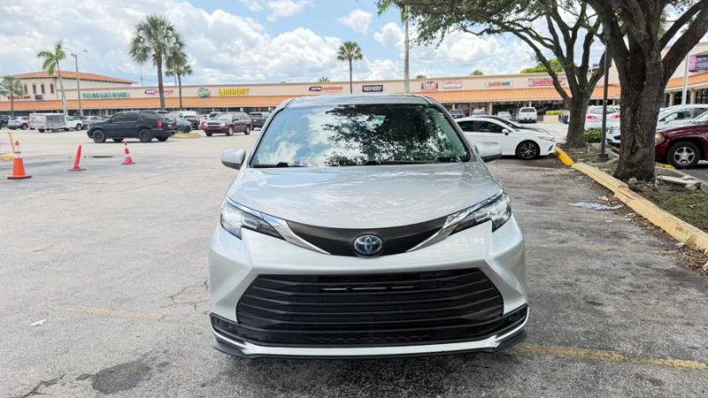 2022 Toyota Sienna LE